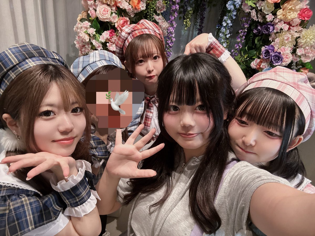 shape_ututu's tweet photo. 退勤した！
メイド服忘れた人のコスプレ楽しかった！一瞬で時間が過ぎました🫪
みんなが一生懸命準備してたフードがたくさん食べてもらえて嬉しかった
21時閉店だけどギリギリで延長してくれたり駆け込んでくれてありがとう♡画像Twitterに載せてくれるのまってる！ https://t.co/GfgFLZcNWG