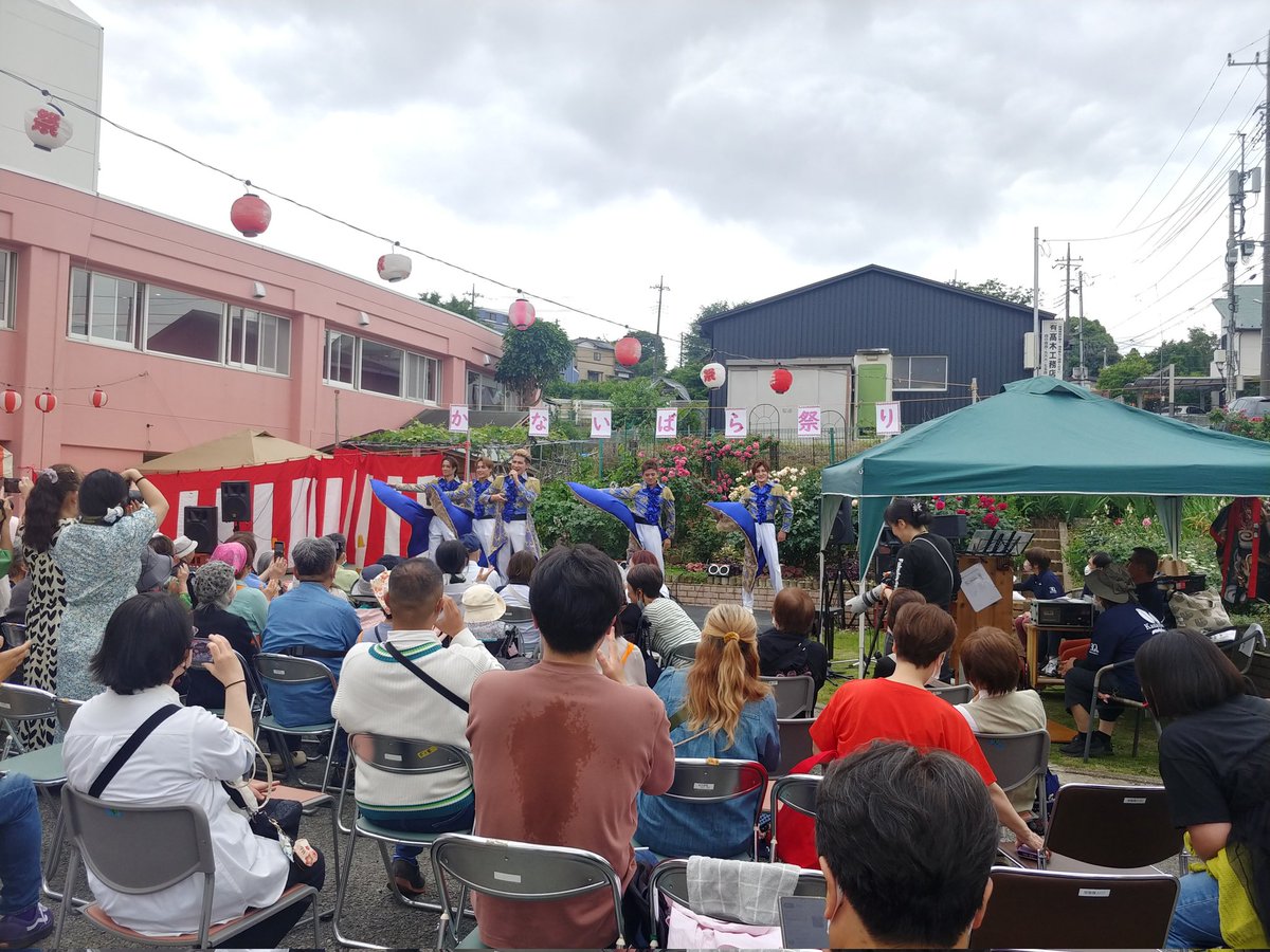 bigfountain_017's tweet photo. かないばら祭り続き
神崎順さんとFabulous Revue Boysを観に行ったんだけど、薔薇の咲く庭園の中、懐かしい歌謡曲メドレーで盛り上がって、熱くなり、ホロリ。ふと見たら隣の人も泣いてた。口ずさんでる人もいて、終始、温かい気持ちでした。パワーをもらった！

#かないばら祭り　#FabulousRevueBoys https://t.co/RGWGCs9WOK