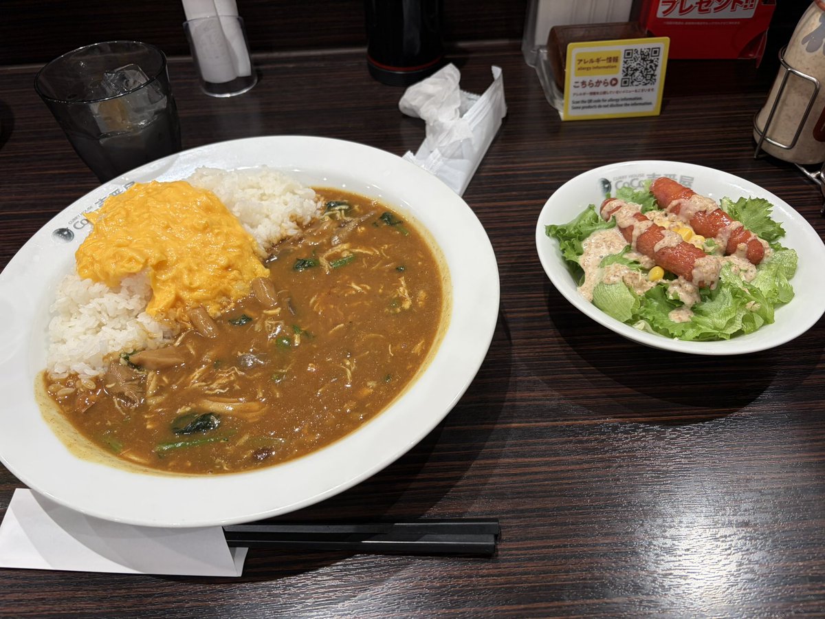BakatesuCf's tweet photo. スバちゃんカレーにキノコとスクランブルエッグをトッピング
ウィンナーサラダとオレンジジュースを添えて
 #スバなで見守り中 https://t.co/IyD8St8ACU