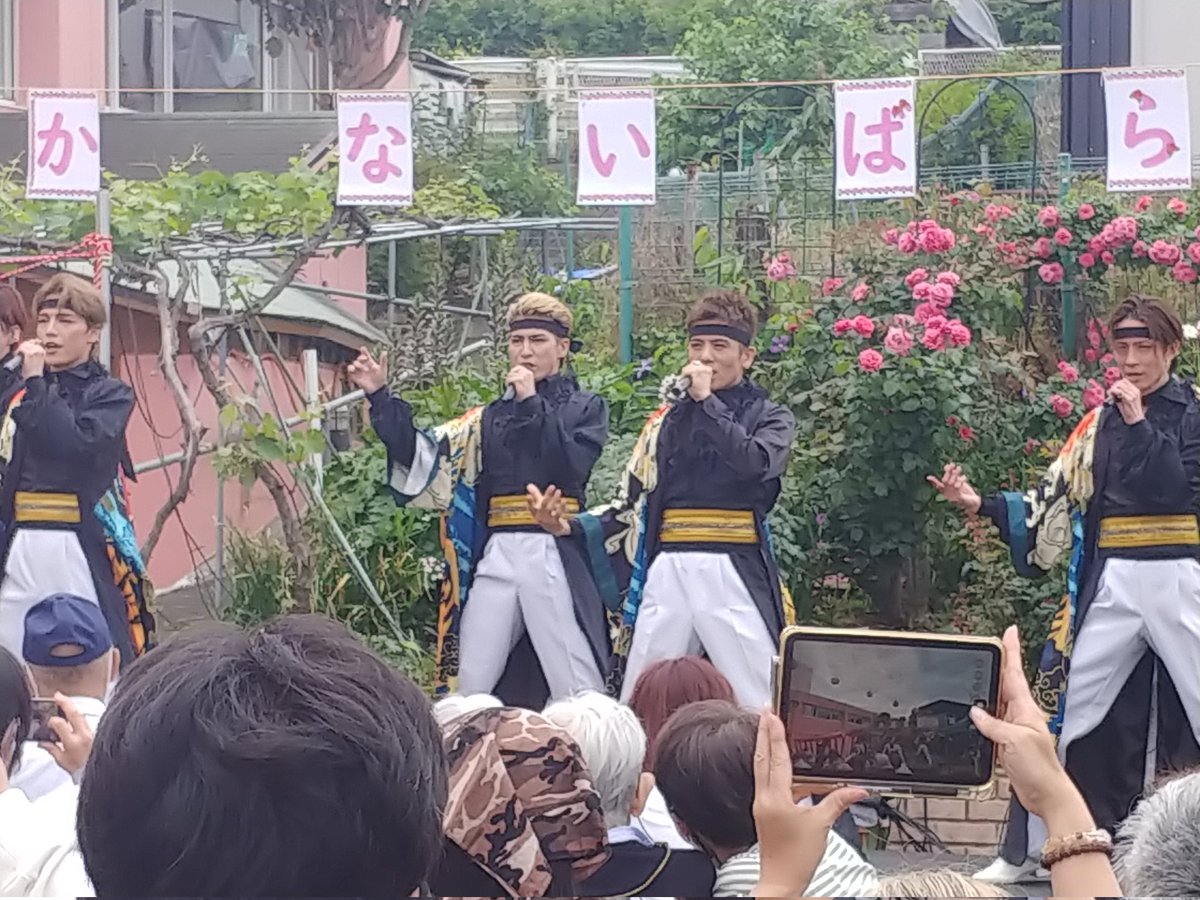 bigfountain_017's tweet photo. かないばら祭り続き
神崎順さんとFabulous Revue Boysを観に行ったんだけど、薔薇の咲く庭園の中、懐かしい歌謡曲メドレーで盛り上がって、熱くなり、ホロリ。ふと見たら隣の人も泣いてた。口ずさんでる人もいて、終始、温かい気持ちでした。パワーをもらった！

#かないばら祭り　#FabulousRevueBoys https://t.co/RGWGCs9WOK