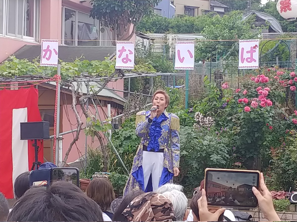 bigfountain_017's tweet photo. かないばら祭り続き
神崎順さんとFabulous Revue Boysを観に行ったんだけど、薔薇の咲く庭園の中、懐かしい歌謡曲メドレーで盛り上がって、熱くなり、ホロリ。ふと見たら隣の人も泣いてた。口ずさんでる人もいて、終始、温かい気持ちでした。パワーをもらった！

#かないばら祭り　#FabulousRevueBoys https://t.co/RGWGCs9WOK