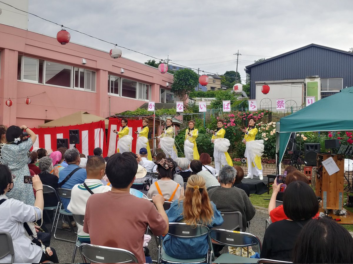 bigfountain_017's tweet photo. かないばら祭り続き
神崎順さんとFabulous Revue Boysを観に行ったんだけど、薔薇の咲く庭園の中、懐かしい歌謡曲メドレーで盛り上がって、熱くなり、ホロリ。ふと見たら隣の人も泣いてた。口ずさんでる人もいて、終始、温かい気持ちでした。パワーをもらった！

#かないばら祭り　#FabulousRevueBoys https://t.co/RGWGCs9WOK