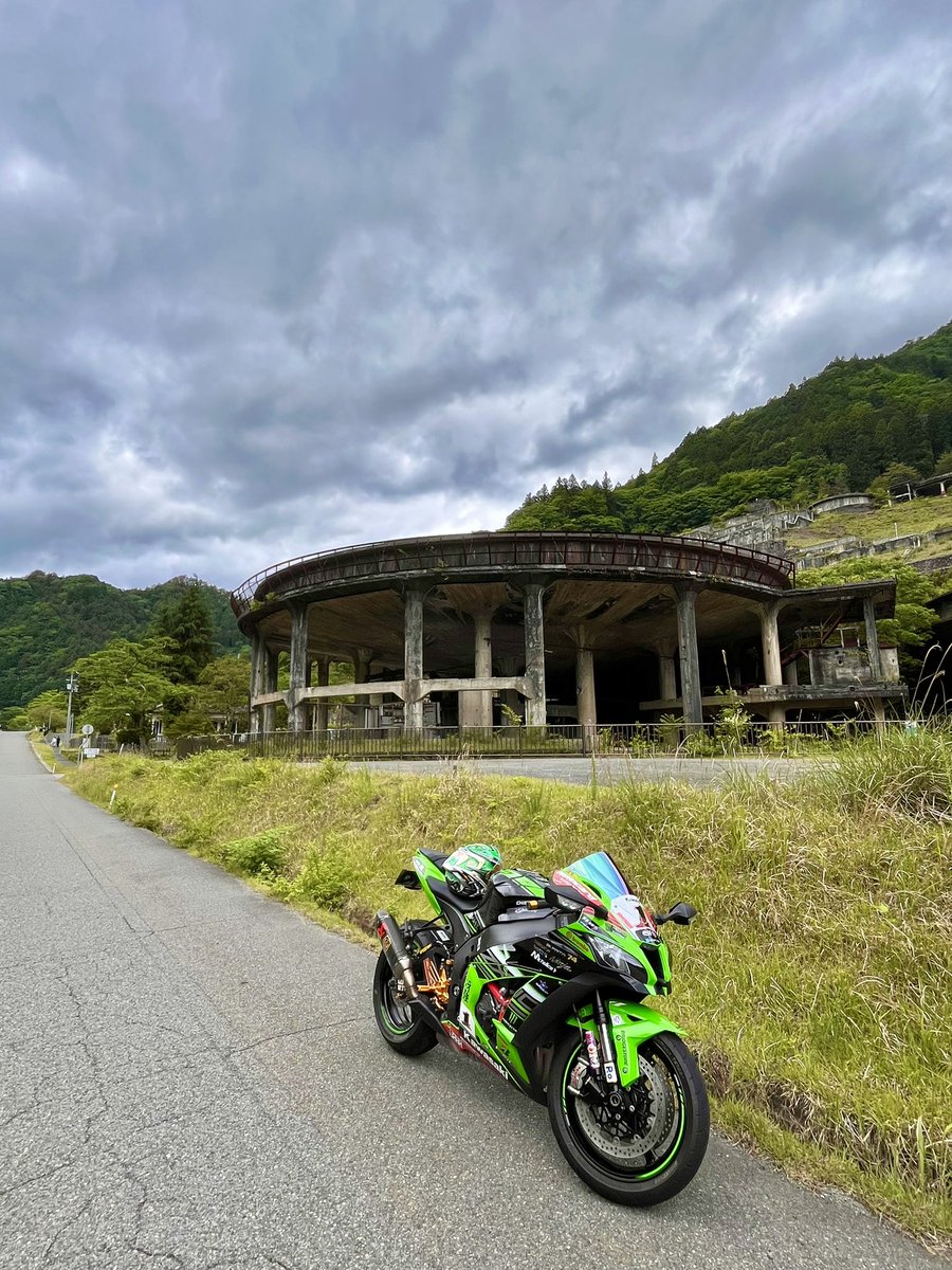 まざこ 写真撮影のためにバイクを 移動させているところの 写真を撮られてまし