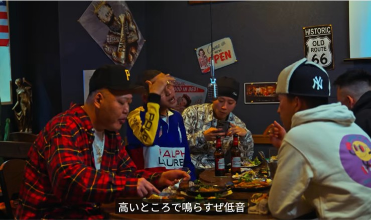 shadow0918's tweet photo. お腹すく！！！
マイクパフォーマンス企画が増える昨今、映像チームhalosとマンハッタンが始めたGHF CYPHERが美味しそうでつい見ちゃう。ラッパーの地元の飲食店でラップ！
ChatS（宇都宮）→FTL SHINKI（渋谷）→Shark Kid（神奈川大和市）→Kosa（鎌倉）って渋い人選も良い
https://t.co/HYrnBazU9i https://t.co/BLh7lIJ29o