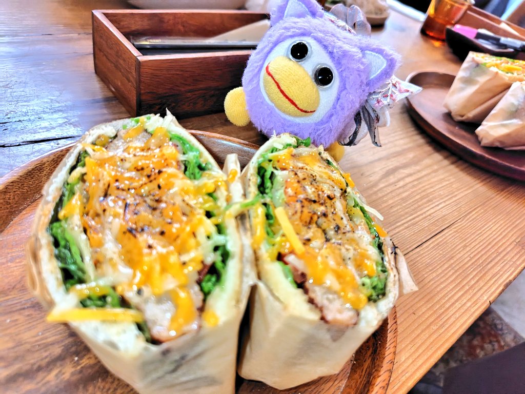 ppp_forest's tweet photo. みなさんひさしぶりです！
私とpeepyは元気に暮らしています。
ですが、この数ヶ月で私たちの暮らす日本はとてもひどいことになってしまいました。
国が戦争をはじめる用意をしています。
薬の値段をつり上げて、政府の気に入らない人間をスパイに認定し、逮捕できるように進んでいます。 https://t.co/dD2j5CTRed