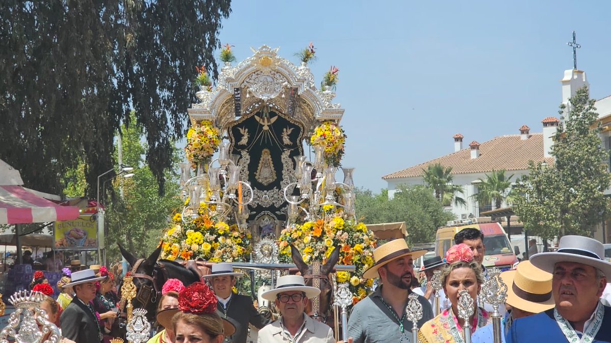 loleslopez's tweet photo. Hay momentos que no se pueden explicar, solo sentir, y este ha sido uno de ellos. Acompañando ayer a la carreta de la Hermandad Ntra Sra del Rocío de Valverde del Camino ante las plantas de la Blanca Paloma

Un instante que queda grabado para siempre entre emoción, fe y devoción https://t.co/GRVFzZ4hGF