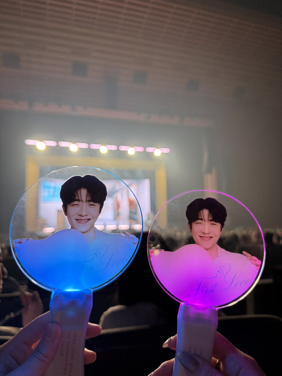 kimitan35's tweet photo. 久しぶりにヒョプと会えた🥰🫶🏻
やっぱりヒョプは優しくてファン想いで素敵やなぁって改めて感じた日だった😉❕

ちょーー可愛くて、ちょーーかっこよくてもう最高💯🤍

友達とヒョプと私３の🖐️で星形作れたの良き思い出💕❕　

#チェジョンヒョプ https://t.co/x5YsKlNpEw