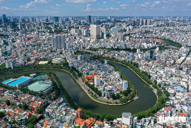 VietNewsGateway's tweet photo. Ho Chi Minh City is gradually restoring the landscape of its canal system, which has long been tied to the city’s history and urban development.

Full story: https://t.co/tmJ2deiGbB https://t.co/89zdQuGEXf