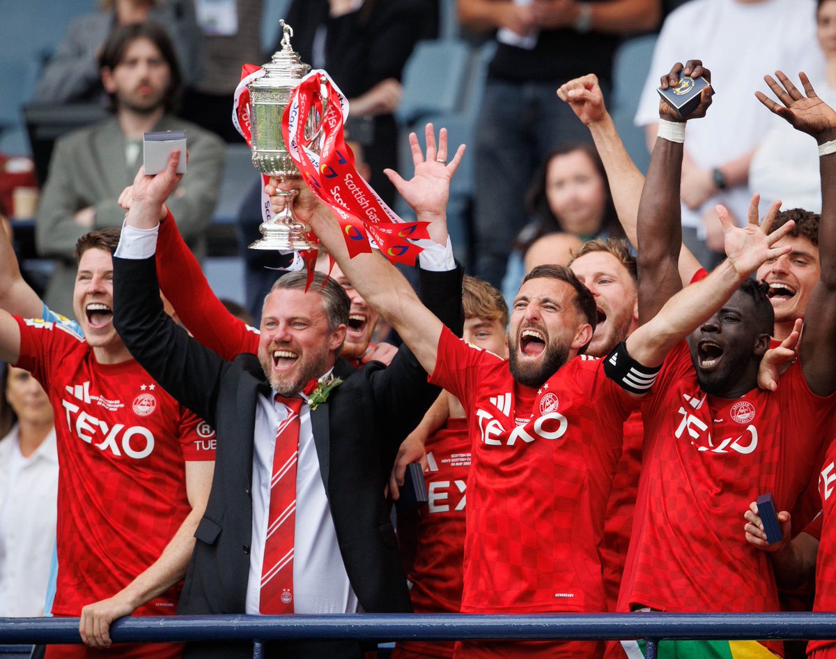 PLZSoccer's tweet photo. 1️⃣ 𝐘𝐞𝐚𝐫 𝐚𝐠𝐨, 𝐭𝐨𝐝𝐚𝐲.

🔴 1 year ago, Aberdeen ended their 40-year search for the Scottish cup.

Dons fans, leave your memories from the game below ⬇️ https://t.co/BCLYr7JR6K