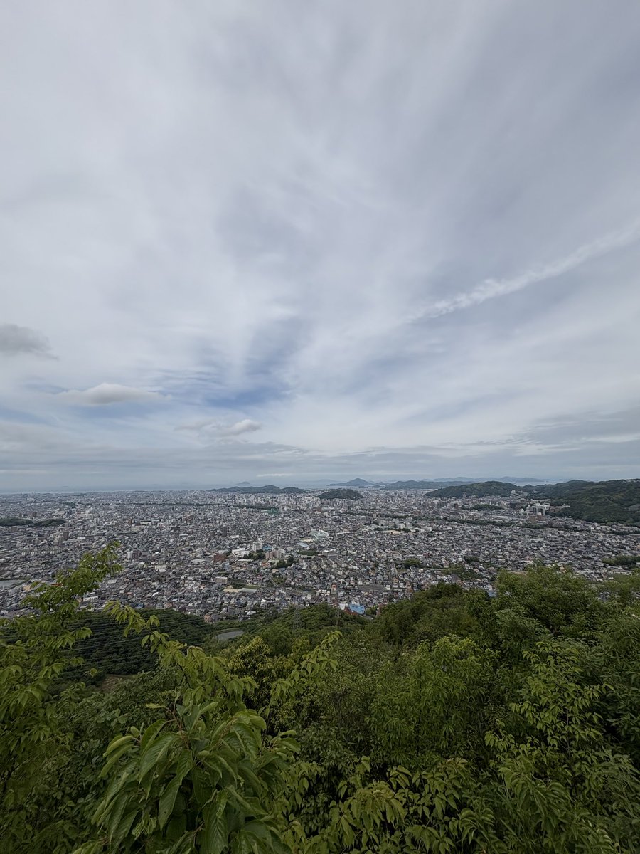 akity03's tweet photo. 山から街へ、Runtrip。
今日はなんやかんやで15km。

新しく住み始める街は、
いつもランニングで探索する。

自分の脚であちこち回ることで"ふるさと"になる速度が上がるというのが持論。

夜はスーパー日東で思いついた献立でモリモリ夕飯🍚🍚 様々な食材があるから料理も楽しい。

#愛媛移住 https://t.co/1qtNRFIvAx