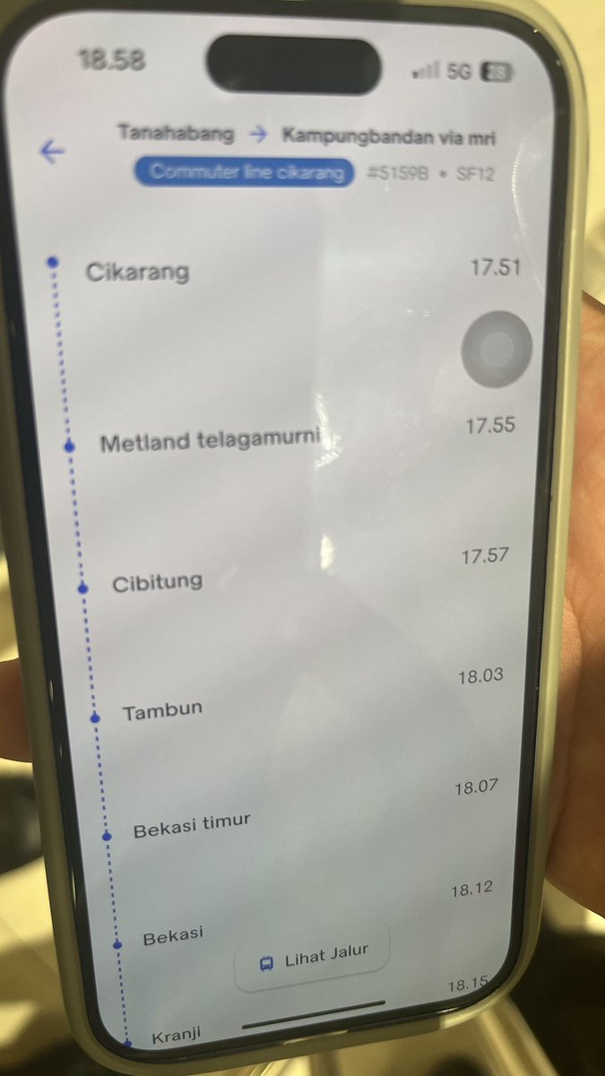 tabloozil's tweet photo. Hi min @CommuterLine help buket aku ketinggalaaannn di gerbong perempuan paling belakang ujung bgt deket pintu masinis 😭🙏🏻 tolong bgtt min buat atasan akuu itu huhu https://t.co/P1397gSU8b