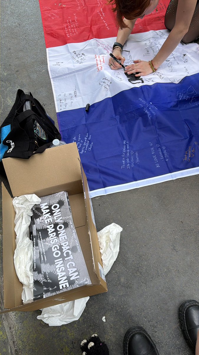 onepactfr's tweet photo. La signature du drapeau et la distribution de bannière est en cours. Je suis posté le long de la file d’attente. https://t.co/L5BxLlcvo5