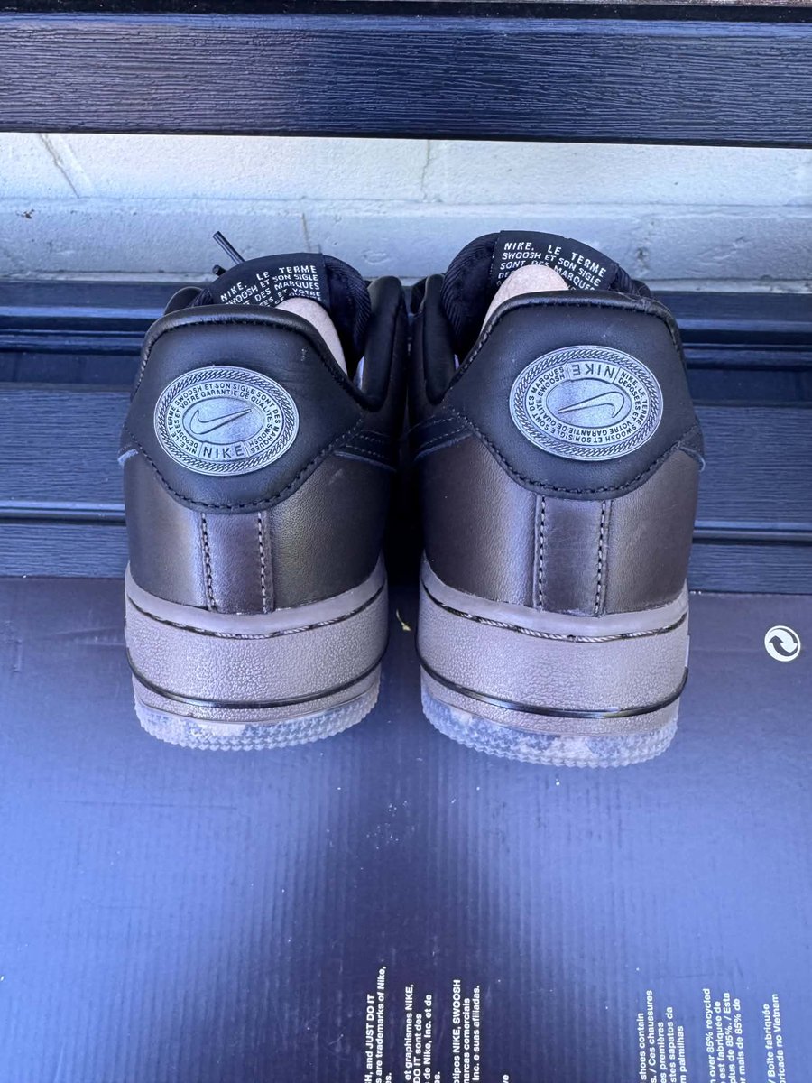 AmyWeeksxx's tweet photo. Have we got a rare item here @Nike? 👀 

Upside down badge on these Size UK5 Nike Air Force 1 Low "Paris" sneakers in the "Black Tea" colourway 

@nikestore #factorydefect #nike #rare #raresneaker #collectors #money #unique #curiosity #badge https://t.co/zZxilqJhg4