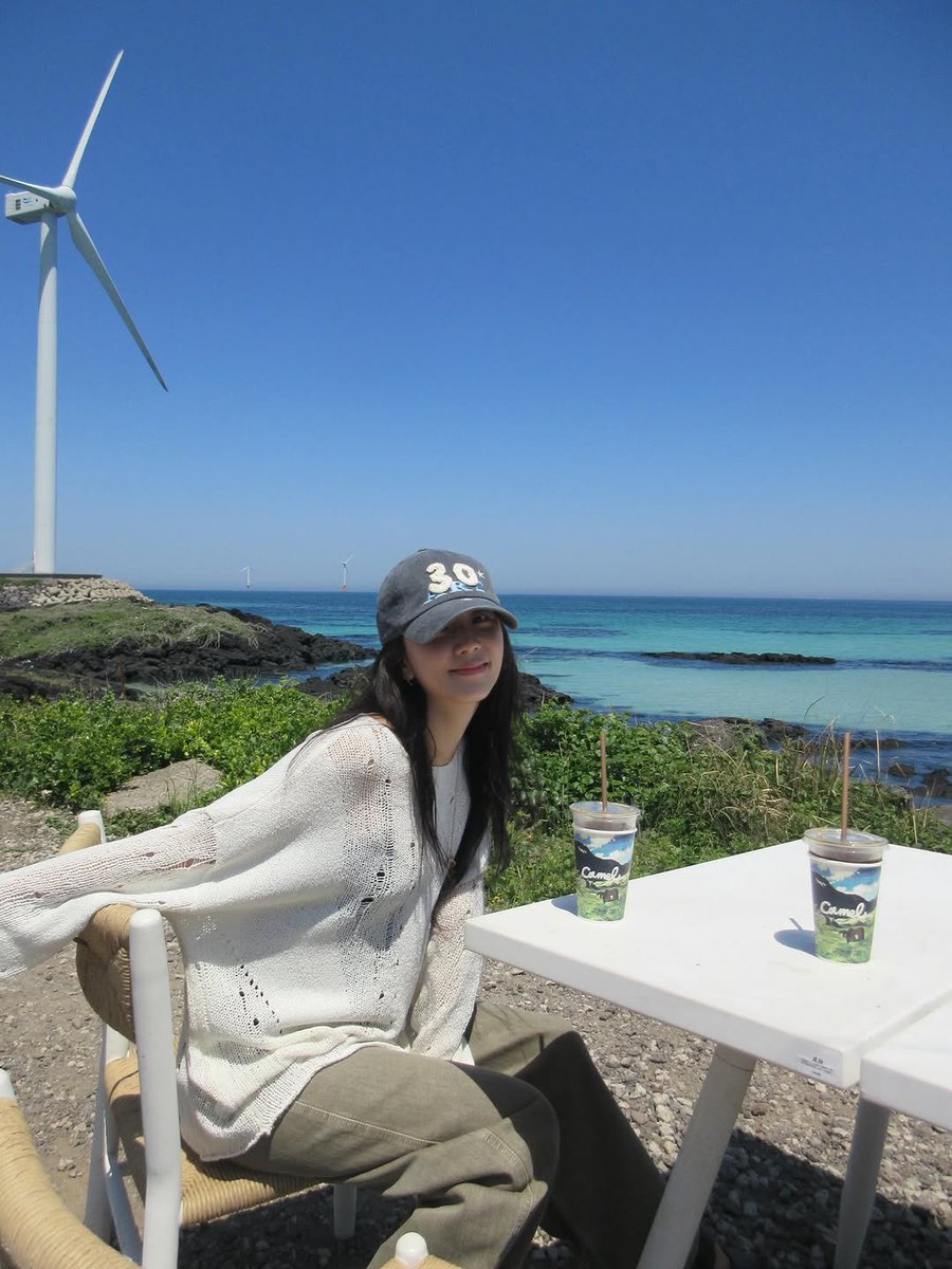 ForeverKimJisoo's tweet photo. 052426 JISOO Instagram post update.

I'm a weather fairy☀️

#JISOO https://t.co/7BwoEfxq0G