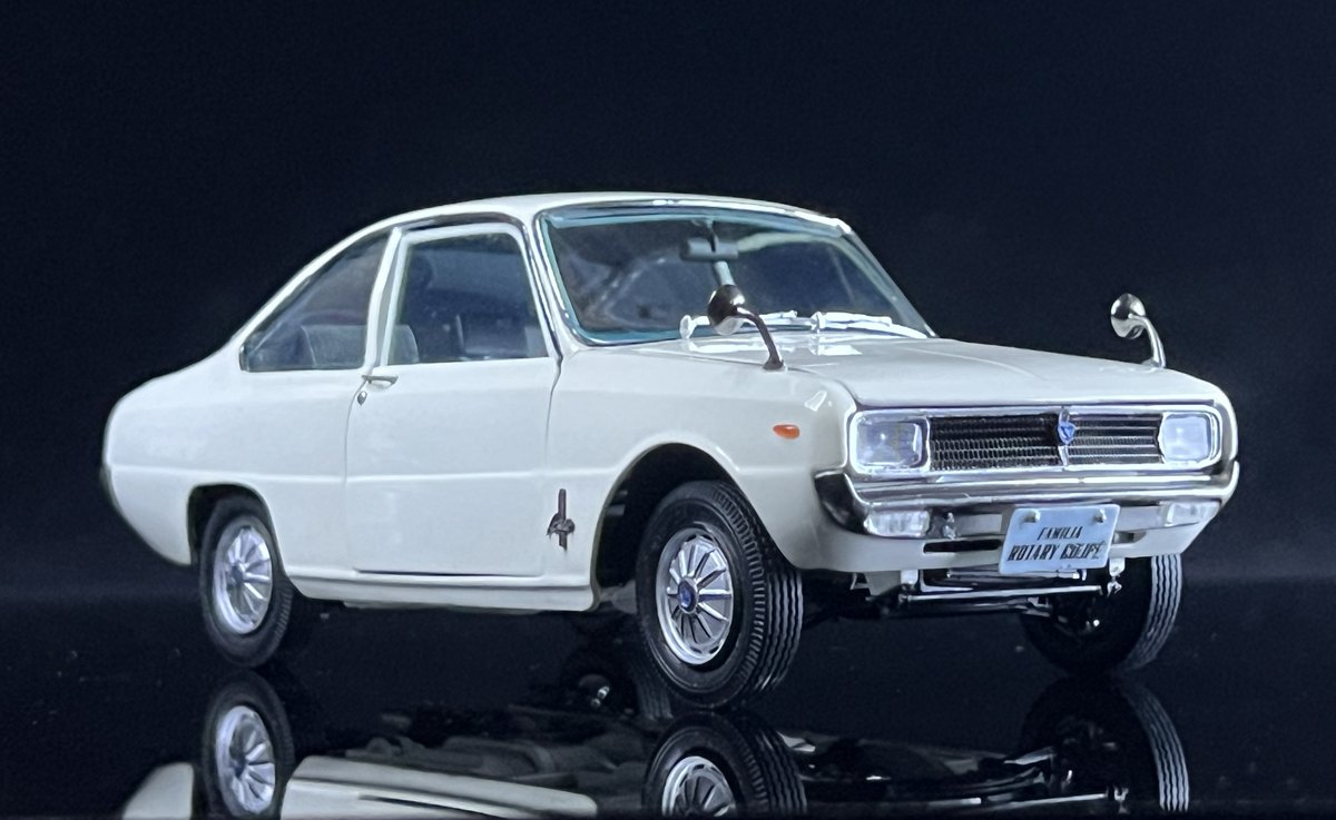 0923Model's tweet photo. #ロータリークーペ
MAZDA FAMILIA ROTALY COUPE 1968
chassis：Fujimi Familia S1:24
フジミのプレストをベースに2ドアのロータリークーペを制作しました。エンジンブロックはハセガワのコスモスポーツの10A、補器類は3Dで自作。 https://t.co/jzF3VxRCyQ