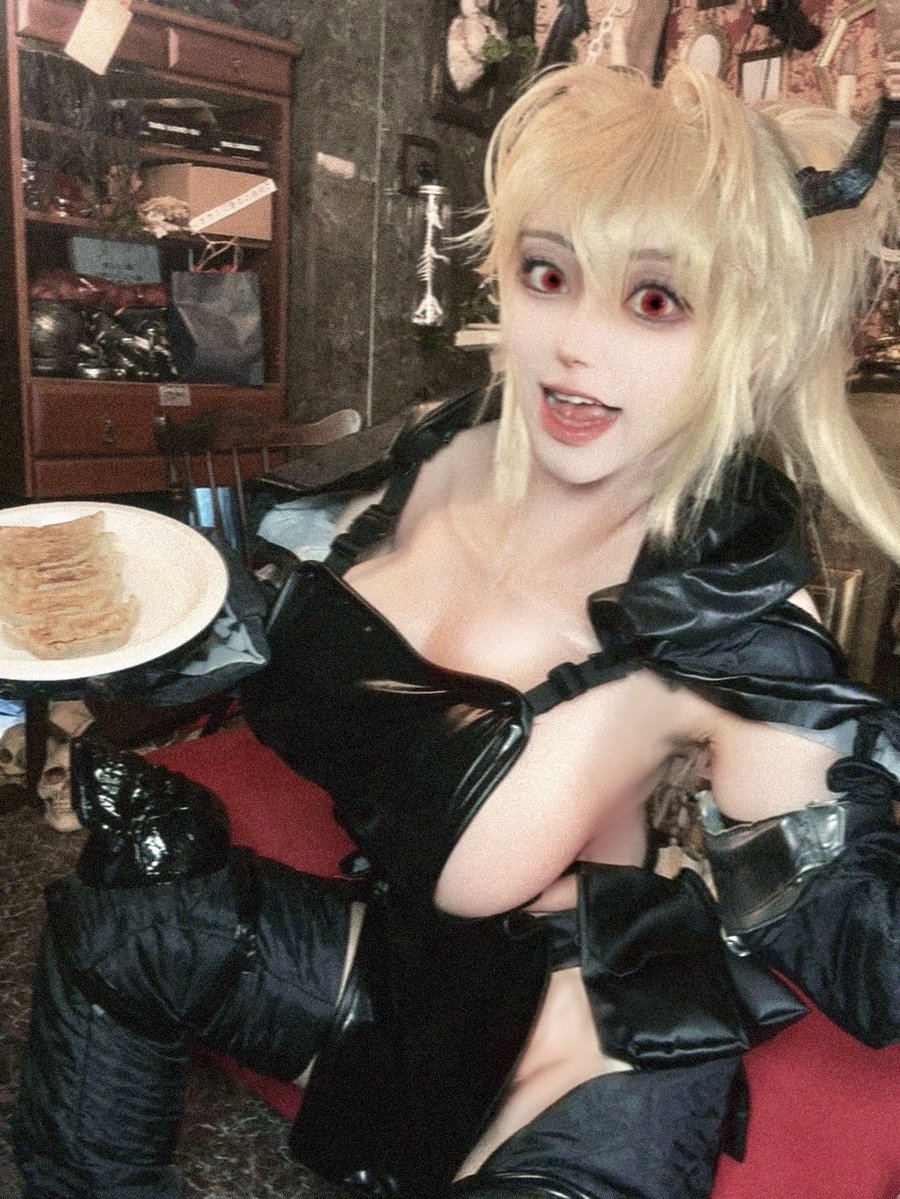 magarizaki's tweet photo. cosplay
今日の速報！！ずっとやりたかったドロヘドロのコスプレ〜！！悪魔化進行ニカイドウ🥟🥟🥟😈
 #machikocos https://t.co/dlgvStPqTH