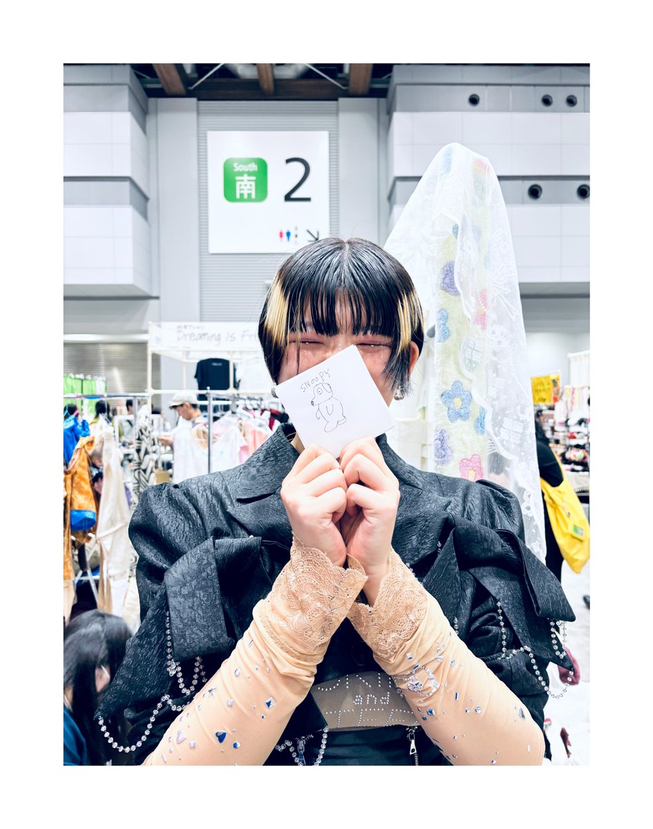 guanticguantic's tweet photo. デザフェスとってもとってもとってもありがとうございました˗ˏˋෆˎˊ˗
僕が魔法をかけたかったのだけど、魔法みたいなしあわせがいっぱいで、大好きさんがもっと大好きになって、あたらしい大好きさんにも出会えて、ぱゃぱゃの人生 ꕀ⋆

これはね、スヌーピー書いてもらって大はしゃぎの人間 ✿ https://t.co/Au4cz66AXx
