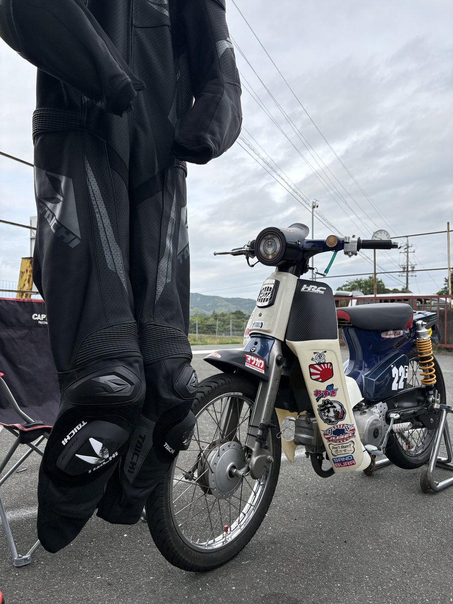 Akey_MT10's tweet photo. 昨日衝動に駆られて革ツナギ買って早速おろしたった🫶
初おろしの儀式面白かったけどご利益あった🤣 https://t.co/nhyU2TWyJo
