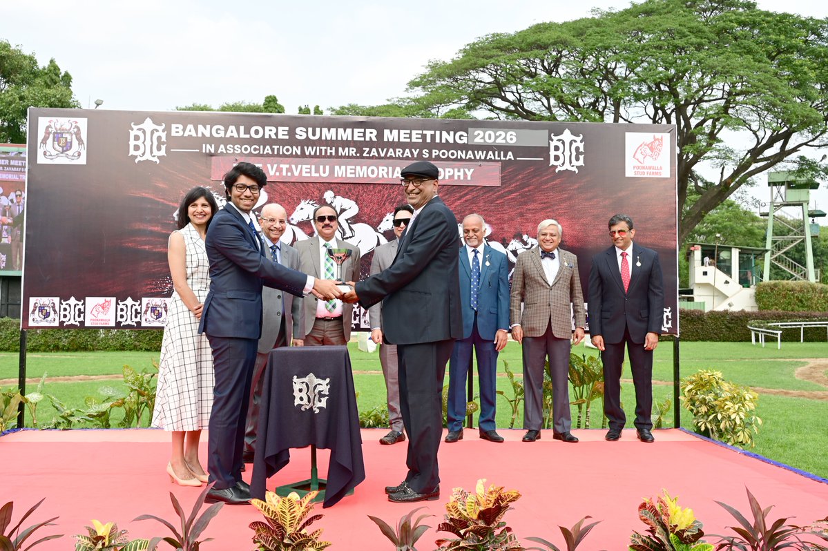 BTCINFO5's tweet photo. THE V.T.VELU MEMORIAL TROPHY
WINNER :LA MCQUEEN
TRAINER : ARJUN MANGALORKAR
JOCKEY : ALEEMUDDIN
OWNER : Mr.GANESAN SUBRAMANIAN
CUP PRESENTED BY : Mr. ARYAN ARJUN https://t.co/q8GqWiwXie