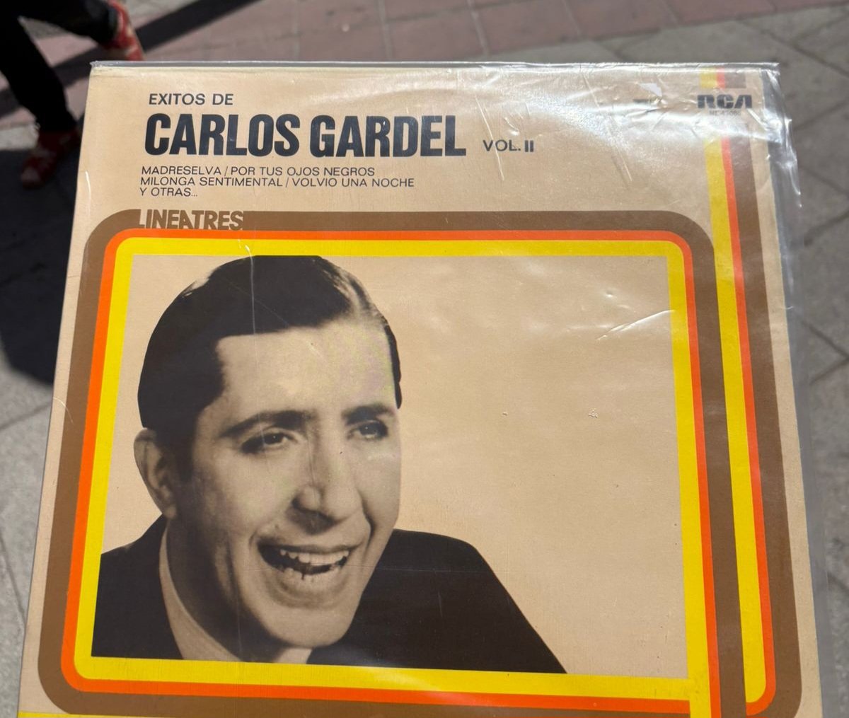 BritosFabio's tweet photo. Mi hijo desde Madrid me manda esta foto del disco del Gran Carlitos que encontró en un centro comercial.
Por supuesto que pronto el Morocho del Abasto abandonará la sede madrileña para instalarse en estas pampas. #ElN°1. https://t.co/9YQsG230MB