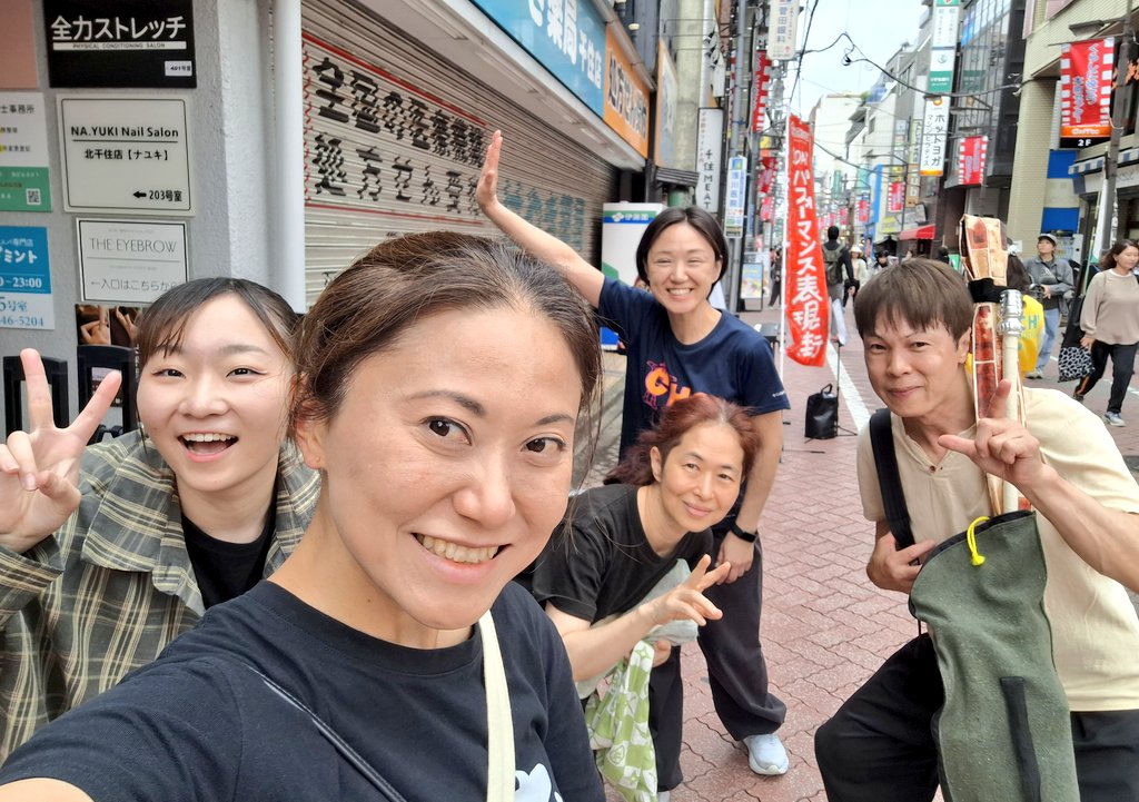 ochaochap's tweet photo. #1DAYパフォーマンス表現街 in北千住
「悟空会」として路上パフォーマンスしてきました🐒
私は四神の朱雀で、鞘二刀やらせていただきましたよ⚔️
皆が付けている面は、白猴先生のお手製なのです❗凄い✨
初の試みもたくさん出来て楽しかったです🎶
ありがとうございました❗ https://t.co/3pBwQZOmY2