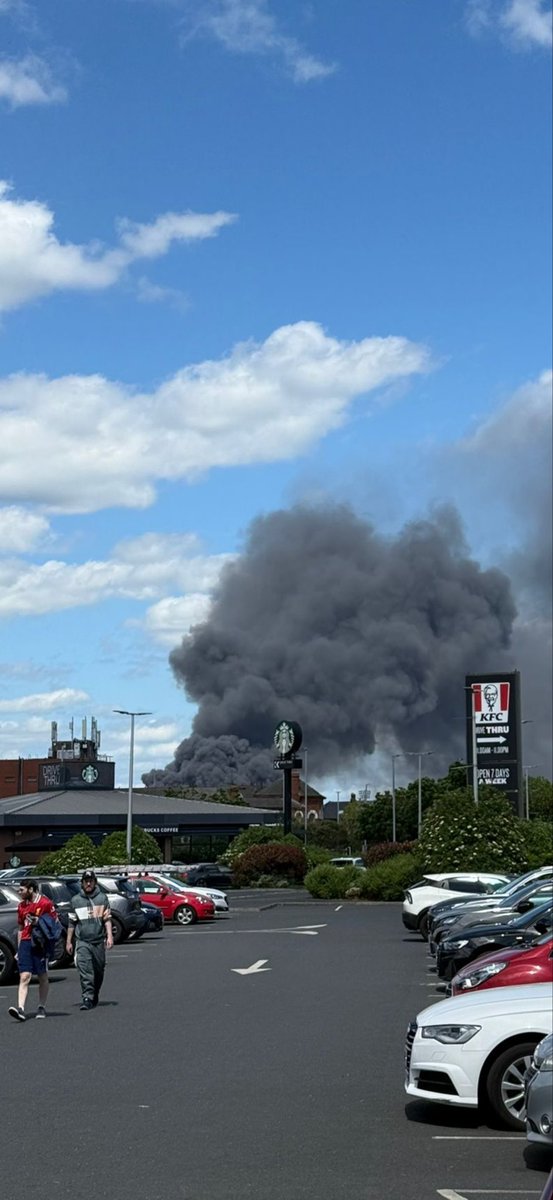 moonbeamni's tweet photo. Serious fire somewhere in the harbour area of East Belfast 🙈#bbcni https://t.co/95jiWpBDtT