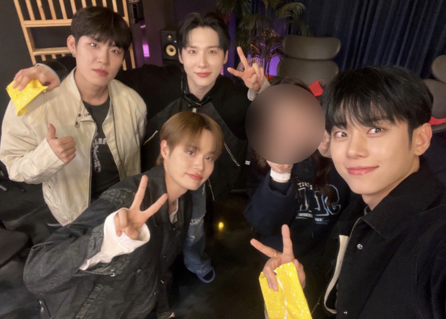 otterhwi129's tweet photo. 아실 분들은 아시겠지만, 제가 최애와의 30분 찐팬입니다,, 어떤 말을 들을지 무서워 안 밝히던거였는데, 용기가 생겨 밝힙니다. 제가 느낀 엡식은 많이 따뜻했고, 팬을 사랑하는게 느껴졌어요.. 에비뉴가 계속 있으면 에이비식스도 모일거라고 생각해요! 다시 모일 그 날까지 같이 에비뉴해요!💕 https://t.co/VfvvEmeeX5