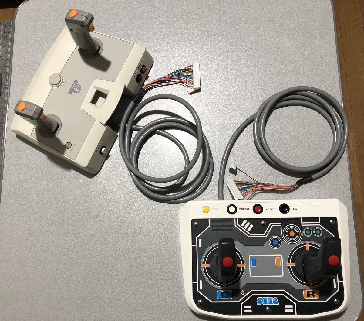 busaikukamekich's tweet photo. コンシューマーのツインスティックをSEGA MODEL3の電脳戦機バーチャロン オラトリオ・タングラム CYBER TROOPERS VIRTUAL-ON ORATORIO TANGRAMに使用出来るように改造。 https://t.co/zoq1NNq4AG