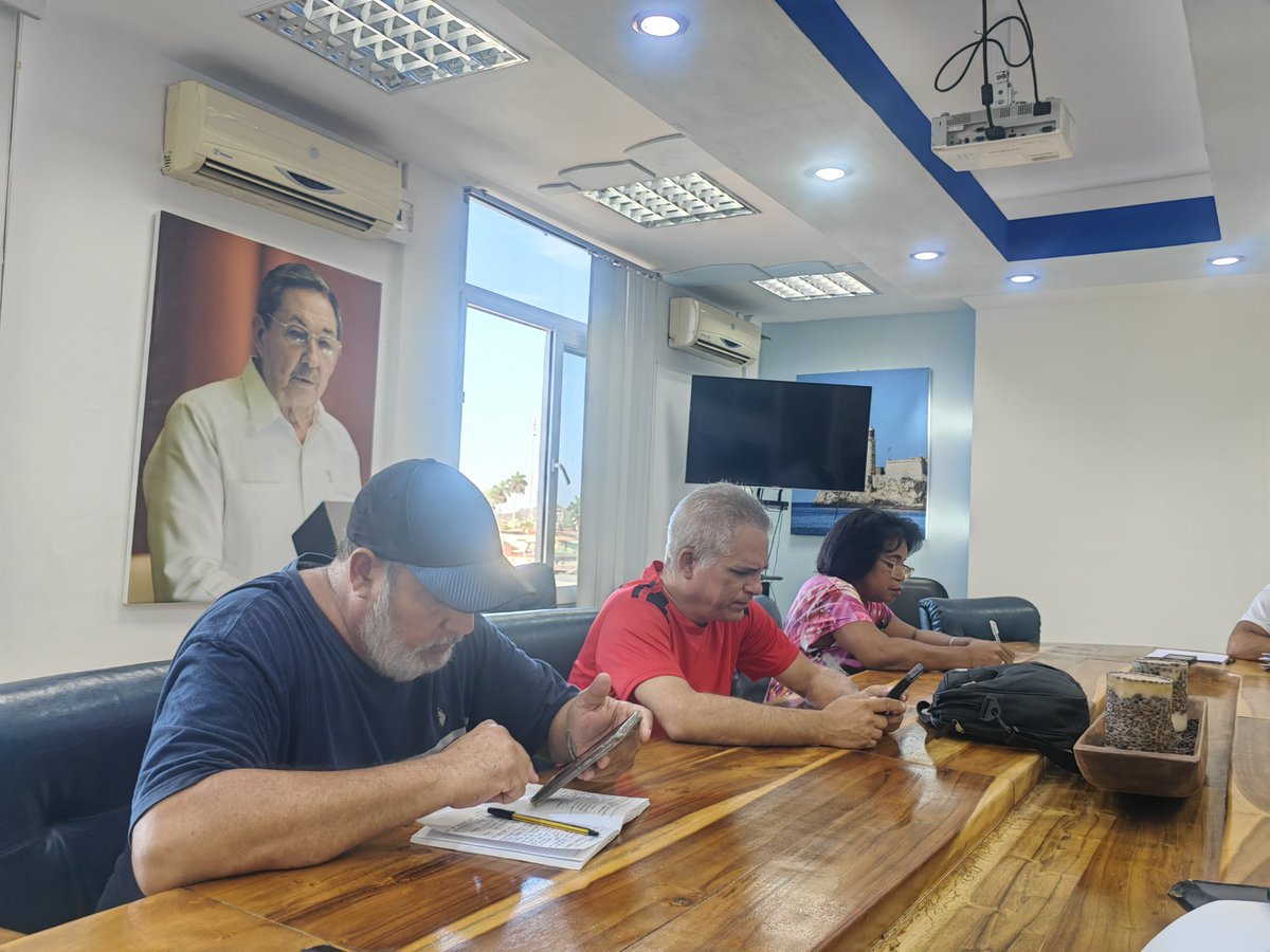 AntonioRdguezR's tweet photo. Con autoridades del PCC y Gobierno en la Capital, en la Empresa Aguas Habana, evaluamos las interrupciones en el abasto de agua en todos los municipios, por falta de energía eléctrica o rotura de equipos de bombeo y las perspectivas para hoy #CubaNoEstáSola #INRHCuba https://t.co/CUhpjbmahz