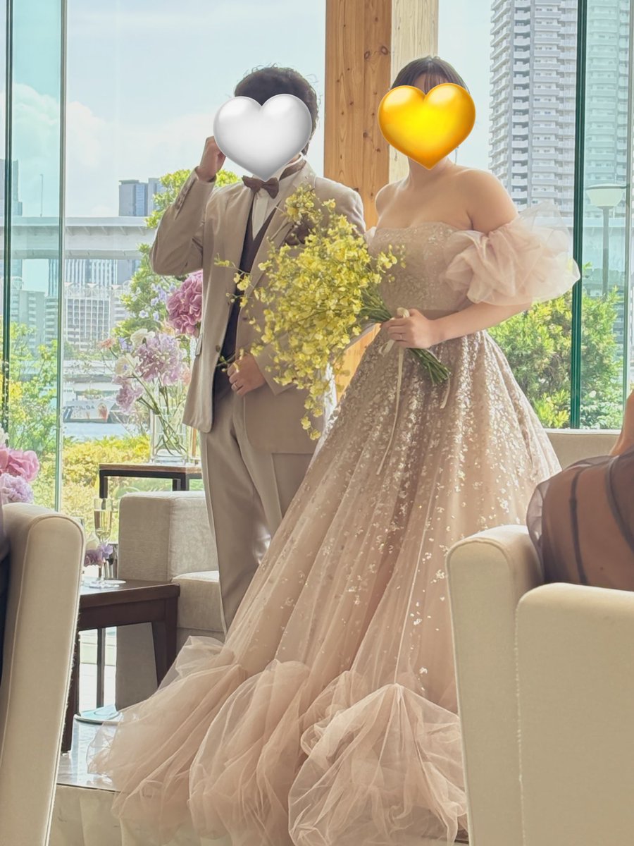 kotarooo26's tweet photo. ブーケも装花もケーキも綺麗 空の青さも相まって彩やかな式だった まるみあきさかおめでとう💛あきさか美しさもかわいさもあって神だったよ https://t.co/NnTZ5C0FMu