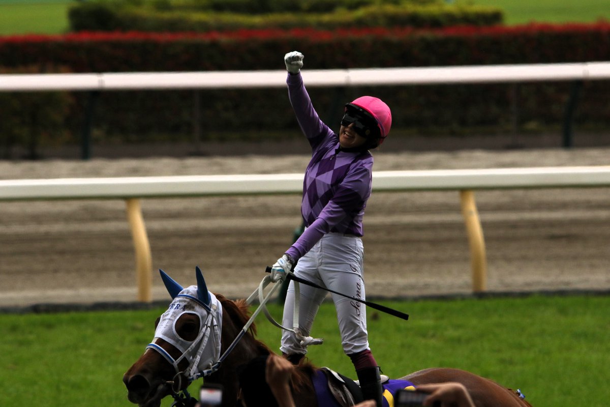 flyingfiniceman's tweet photo. 外に持っていかずに馬群に入って、捌いた。そしてその判断に上手く応えたのが素晴らしかった。
 #ジュウリョクピエロ #今村聖奈 #オークス https://t.co/a8CeFNWPzy