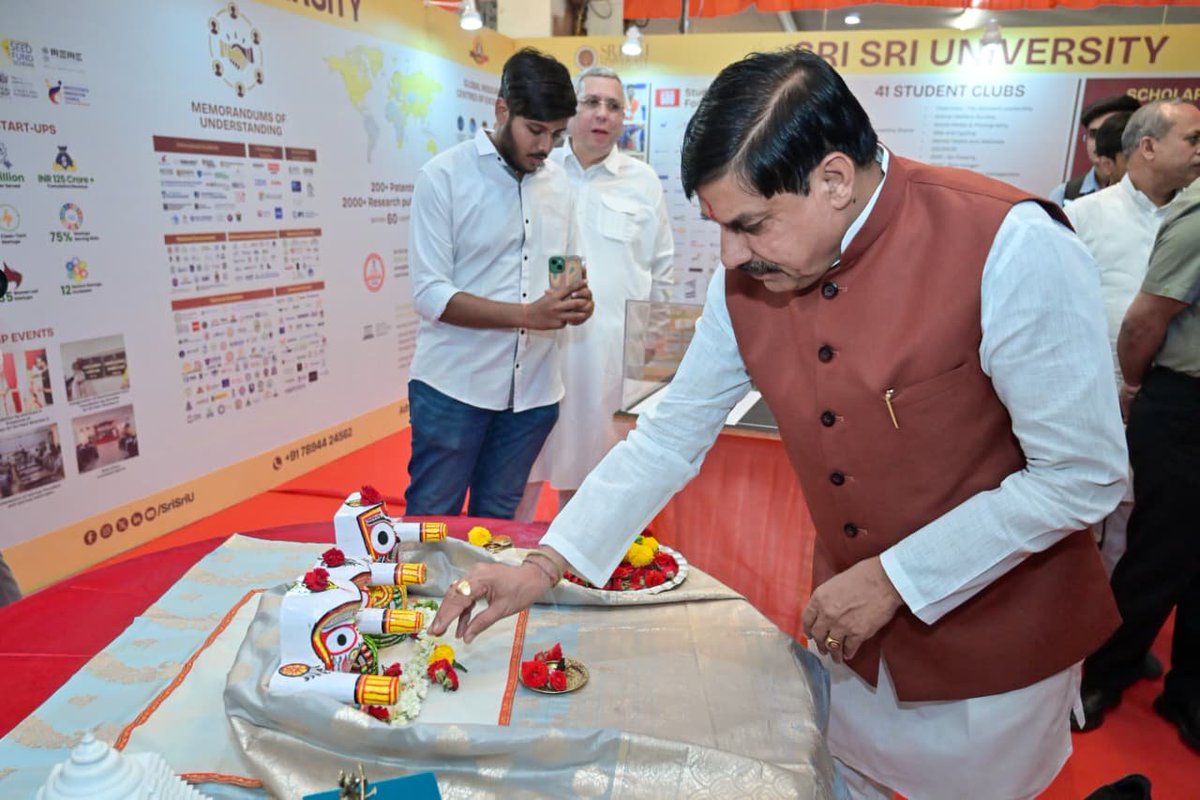 CMMadhyaPradesh's tweet photo. मुख्यमंत्री डॉ. मोहन यादव ने आज बेंगलुरु स्थित आर्ट ऑफ लिविंग आश्रम (श्री श्री गुरुकुल) में गुरुदेव जी के जीवन, दर्शन एवं कार्यों पर आधारित प्रदर्शनी का अवलोकन किया।

मुख्यमंत्री डॉ. यादव ने गुरुदेव जी के आध्यात्मिक संदेश, मा��व कल्याण के प्रति उनके समर्पण तथा समाज में सकारात्मक परिवर्तन के लिए किए गए कार्यों की सराहना की।

@DrMohanYadav51 #CMMadhyaPradesh #MadhyaPradesh