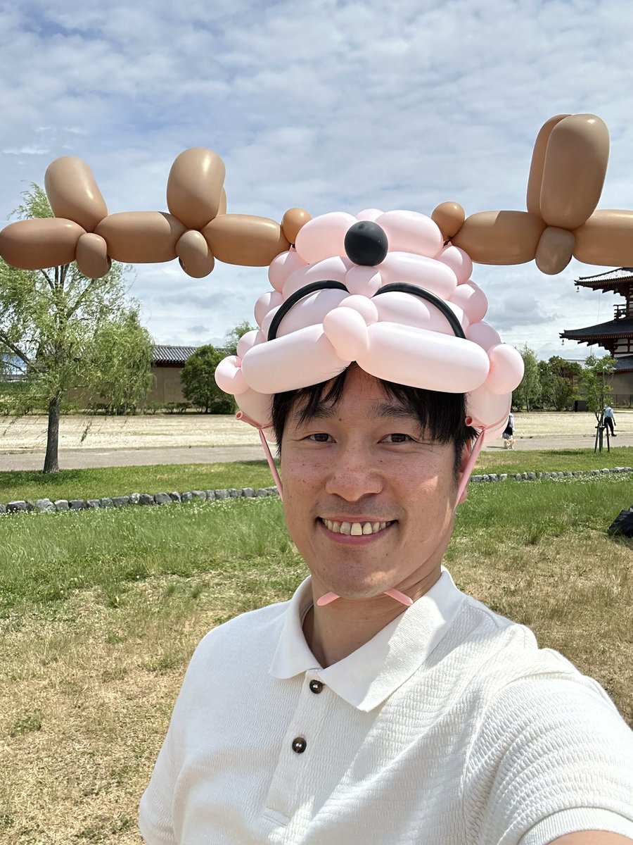 lisnap_doi's tweet photo. 『古都マルシェ』
今年もMCでした！

毎年恒例で
平城宮跡はもう庭のような気分♬

天気悪いかも？との事前予報でしたが、
すごい快晴！(強風でしたが)
おかげで日サロ行かずに無料でこんがり焼けました！

奈良出身の吉本新喜劇高井兄さんをはじめ、たくさんの方にご挨拶もできて嬉しかったー！ https://t.co/vmD8GmdckC