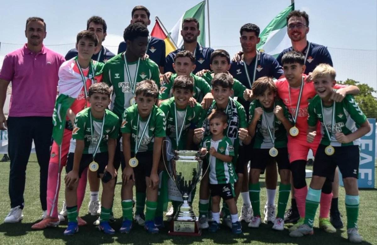 Pepelias17_'s tweet photo. 🟢⚪️Los equipos alevín y benjamín del Real Betis se han proclamado hoy campeones de Andalucía en la fase final a cuatro disputada en Pinos Puente (Granada), en ambos casos ante el Málaga en las finales 👏👏👏 https://t.co/ICMRzZnjlK