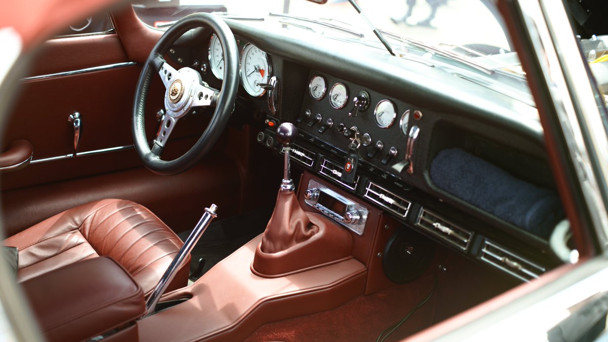 syds_sy's tweet photo. 旧車のちょっとやれたエンブレムたまらん
#TheTimelessMeet #JaguarEType #carburetor #YOSHIMURA #Chiba #GS550 https://t.co/K9NJ1GfJFu