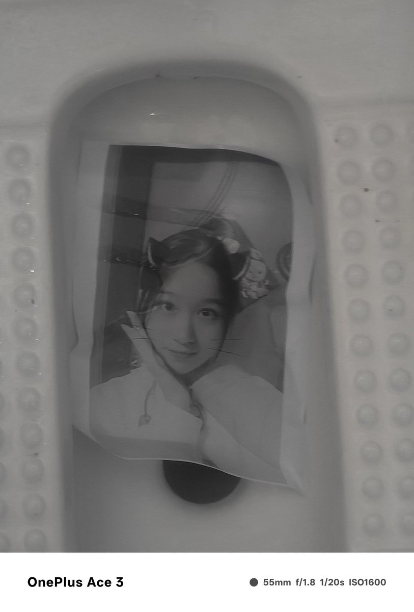 swz_vc's tweet photo. 给这是给一位985女大傻逼司马母猪打印的黑白冥照，扔在公共厕所等待男性大粪骚黄的尿液有精子射在他们的照片上，还是06年的呢，
她的平时乖巧可爱，阳光大方，乐于助人，可是大家都不知道他背下还有不为人知的一面 https://t.co/hQVPt2t6Ay