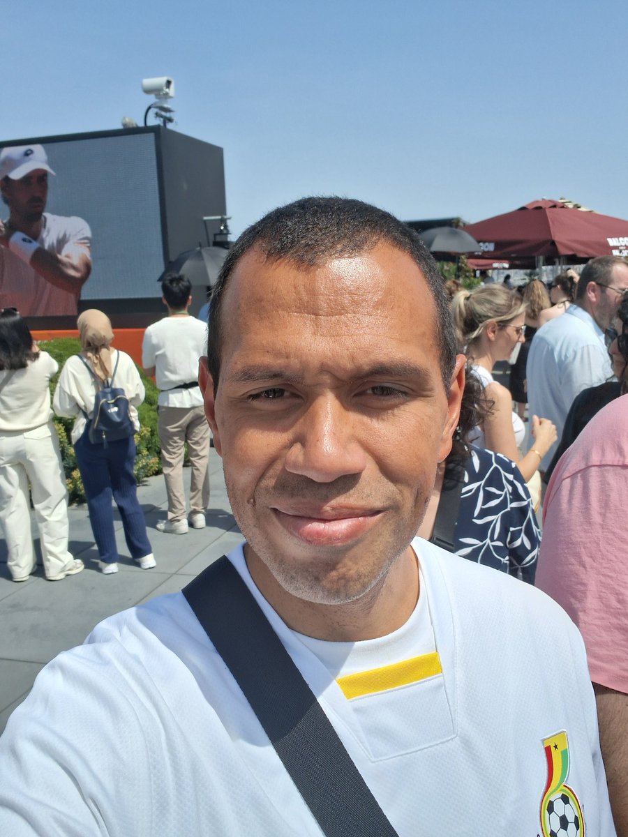 AndyLuce4's tweet photo. Coup d'envoi de #RolandGarros et on est en direct de la terrasse des Galeries Lafayette Haussmann sous le soleil de Paris en attendant de réaliser mon rêve jeudi prochain au court Philippe Chatrier en night session. #RolandGarros https://t.co/aiuGEv5z5S