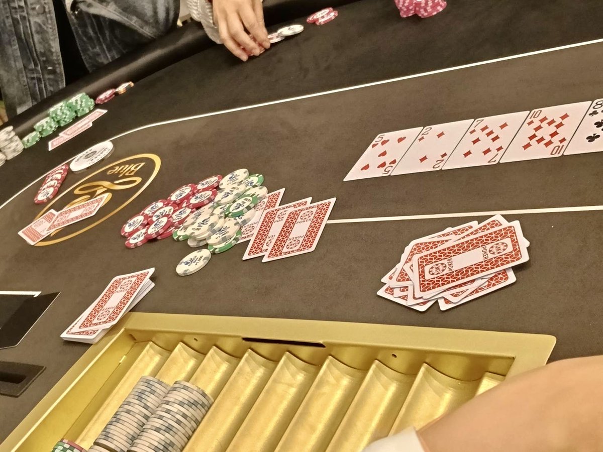 pokerbananaoffi's tweet photo. チェジュ🇰🇷 新オープンの「SUN CASINO」✨

オープンから1週間。
毎日14時台からしっかり稼働しています！

レートは日本人プレイヤーも大好物な「1k-3k」から。

✅ 日本人にも打ちやすい馴染みのレート
✅ オープン直後でフィールドも超マイルド
✅ 今ならプロモで宿泊費が…🫢

公式LINE👇で
https://t.co/Vo5BqH7uYv

『サン☀️』

って打つと特別プロモ教えます🔥

━━━━━━━━━━━━━━
済州の「最新カジノ情報」と「勝てる環境」を発信中📸
見逃さないようにフォローしてね！✨
━━━━━━━━━━━━━━
#カジノ #ポーカー #済州