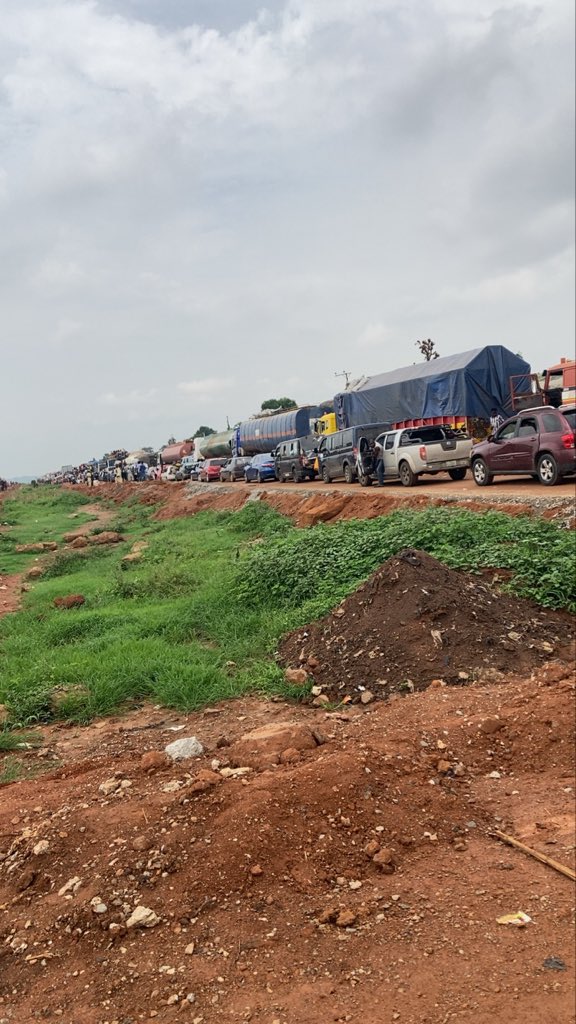Zayynab1000's tweet photo. If you’re traveling through Abuja-Kaduna way, if you never comot house, just stay back🤣 https://t.co/ZKDN633StN