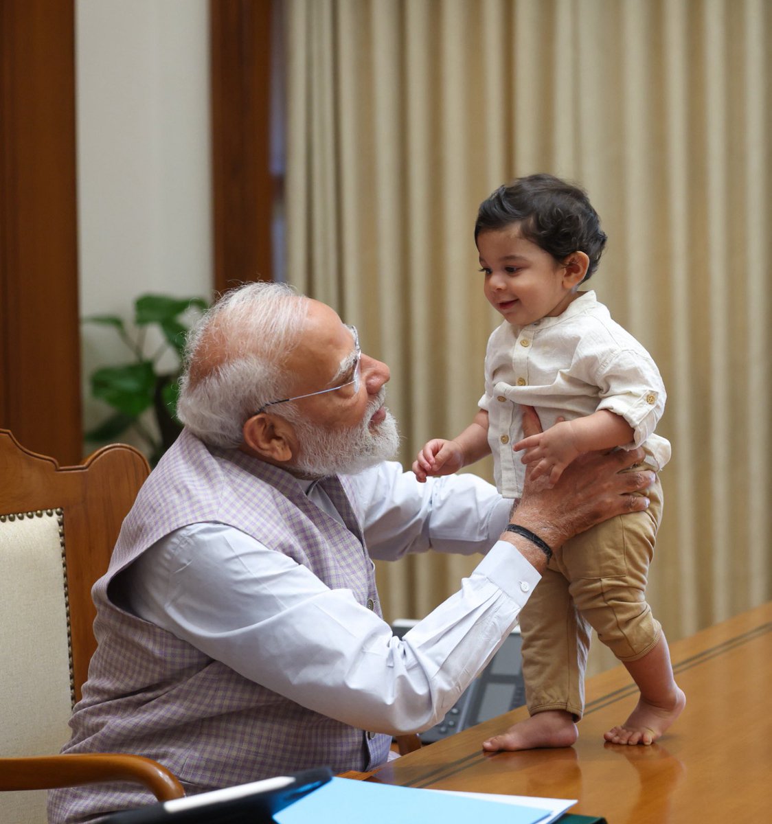 pushkardhami's tweet photo. देश के भविष्य से आत्मीय मुलाकात करते आदरणीय प्रधानमंत्री श्री @narendramodi जी.. https://t.co/BsOFRy87ky