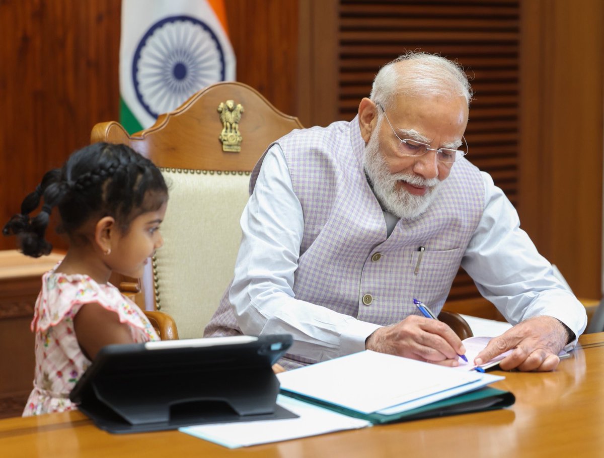 pushkardhami's tweet photo. देश के भविष्य से आत्मीय मुलाकात करते आदरणीय प्रधानमंत्री श्री @narendramodi जी.. https://t.co/BsOFRy87ky