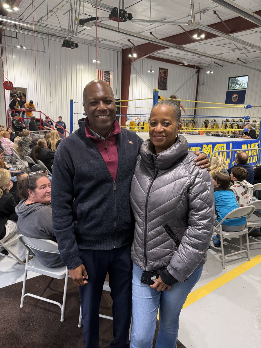 WilliamsforVA's tweet photo. Thank you, Shenandoah, for an amazing day! Bluegrass and wrestling — what a great way to spend Saturday. Can’t wait to come back for the Speedway! 🇺🇸 https://t.co/xVBcb1Bymt