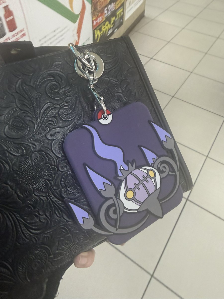 2xx5's tweet photo. ムク可愛すぎて買っちゃった

ちなみに裏はシャンデラ🕯️
カバンにも合ってて良き https://t.co/U9NTceXWq7