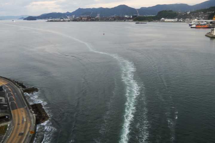 fortunehills's tweet photo. 海よりも青い船体は、上から見ると波しぶきのような白い姿。
音戸の瀬戸で最も狭い海峡幅は80メートル。次第にスピードを落としました。就航初日のお出迎え。航跡が長く伸びていました。#AIVINT #高速船 #リニアジェット #瀬戸内海汽船 #音戸の瀬戸 #第2音戸大橋 #広島松山航路 #処女航海 https://t.co/iqSvGKchzW
