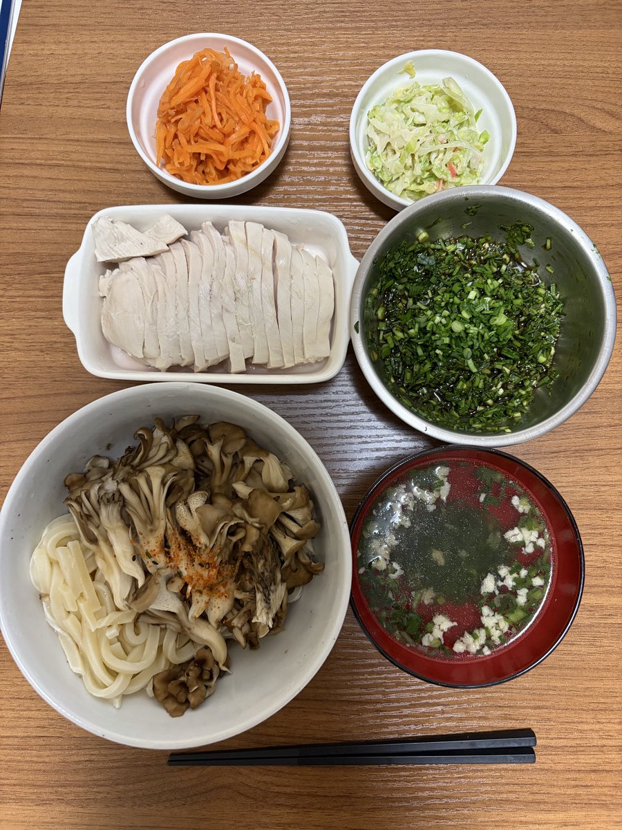 tsube15's tweet photo. 今夜のリュウジごはん
バカセのきのこうどん
安元さんのニラだれと茹で鳥
コールスローサラダ
にんじんの酢の物
胸肉の茹で汁のニラスープ
#バズレシピ
@ore825 https://t.co/6NPf61PFXi