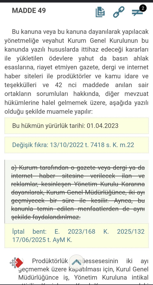 bugrasucu's tweet photo. Hiçbir şey olduğu yok. 195 sayılı kanunda 49uncu maddede geçen "basın ahlak esasları" ibaresinin neyi işaret ettiği zaten Basın İlan Kurumu Genel Kurul kararı ile açıklanmıştı. Değişen bir şey yok. Sadece kanuna ekleniyor. 

Yani mevcut durumda da devletin varlık ve bağımsızlığına, bölünmez bütünlüğüne, Atatürk ilke ve inkilaplarına aykırı yayım yapılamaz. 

Bunlar zaten Anayasamızın başlangıç hükümleri. Türkiye'de hiç bir faaliyet bu hükümlere aykırı olamaz. 

Atatürk ilke ve inkilapları diye işeret edilen bu ülkenin ve milletin mevcudiyeti, bölünmez bütünlüğü, kuruluş sözleşmesi. Buna itiraz etmek demek Türk devletinin varlığına itiraz etmek demek. Sembolik bir durum.

AYM geçen sene 49/a yı iptal etti ama o başka bir bentti, bu durumla alakası yok. Şu an teklifte yer alan ibareler GK kararı ile uygulamada var olup yasa metninde yer almıyordu. Şimdi yer alacak.