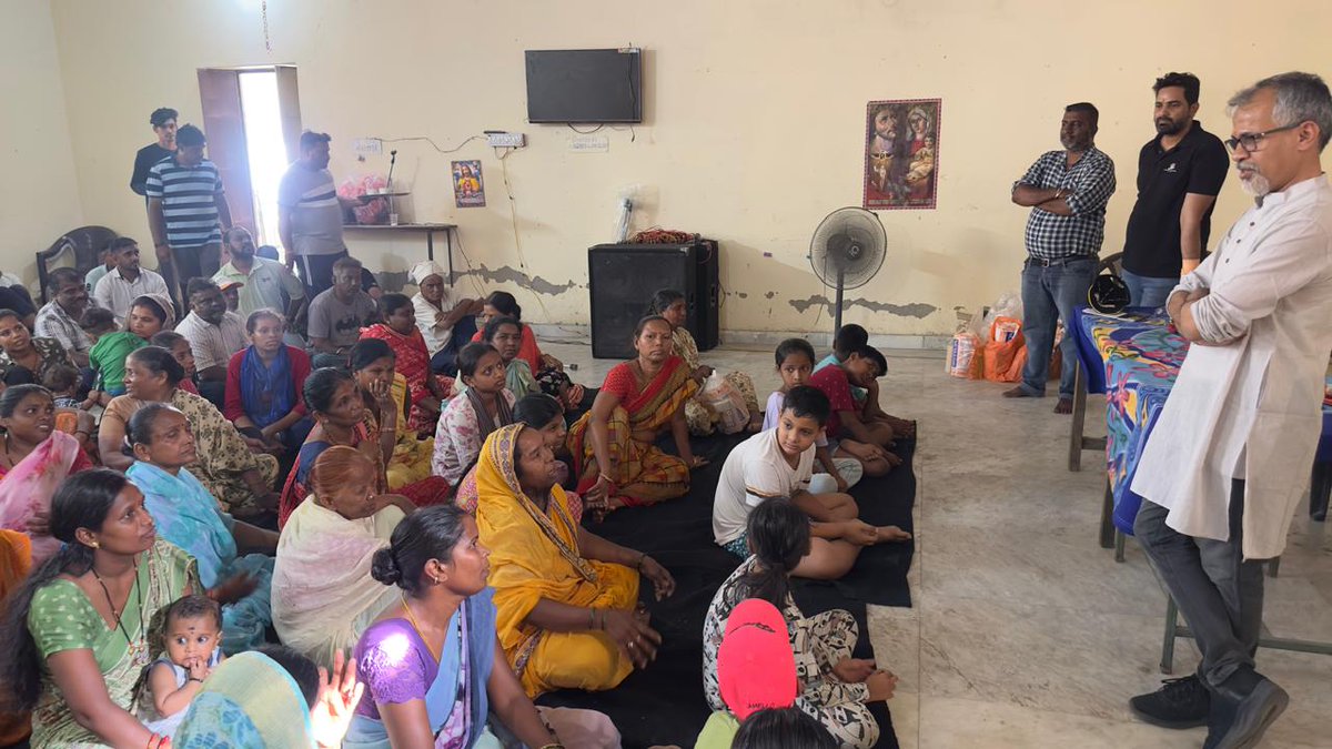 SILFIndia's tweet photo. “Hope, dignity and new beginnings in Jodhpur.”

Under the S-ILF Samvaad initiative, the @SILFIndia CEO Mr @GaurabSen, visited the Gandhi Kusht Ashram in Jodhpur, Rajasthan, where the residents warmly welcomed him. He interacted closely with community members, with a special focus on women’s empowerment and their leadership in the colony.

During the visit, ulcer care kits, crutches and wheelchairs were distributed to residents, followed by a vibrant colony interaction in which women participated in large numbers. The discussions centred on children’s education, small livelihood start-ups and strengthening the future of families in the colony.

Donate: https://t.co/ysXeNPUvfD

#RestoringDignity #KnowLeprosyForNoLeprosy #LetsTalkLeprosy #HumanitarianAid #UlcerCare #Crutches #Leprosy #EndStigma #EndDiscrmination #Rajasthan #SDG3 #SDG8 #SDG1 #CSR
#SILFSamvaad #WomenEmpowerment #ChildEducation #Livelihoods #LeprosyColonies