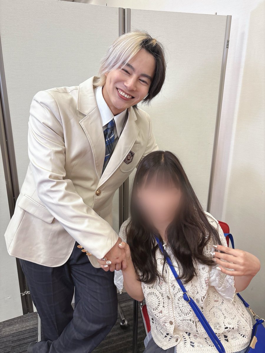 noapi17's tweet photo. 楽しい時間だったなぁ😂💙💙こんなにイケメンが隣にいると恥ずかしいw動画うれしすぎた、、😭ちょうど1年ぐらい前の動画と同じシリーズやってもらったけど、、やばーい🥰昨日のトクポでもやる気沸いたけど、さらに沸いたよ💙ありがとうがんばる https://t.co/a4XanhjULg