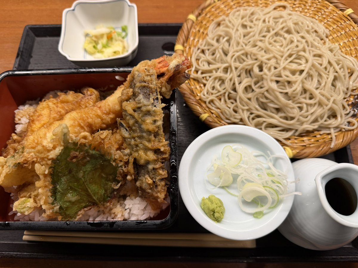 HappyGoLuckyAw's tweet photo. 日曜日お疲れ様でした
夫とゴルフに行き
リフレッシュ

帰りに病院に寄り
お蕎麦屋さんへ

ゴルフ場のランチは
素揚げ野菜を添えた、
スパイシーカレー

お蕎麦屋さんでは
海老天重とざるそばのセット
炭水化物もカロリーも
ちょっと過多ですね

新しい週も穏やかに…
おやすみなさい https://t.co/xF6BwKuTQG