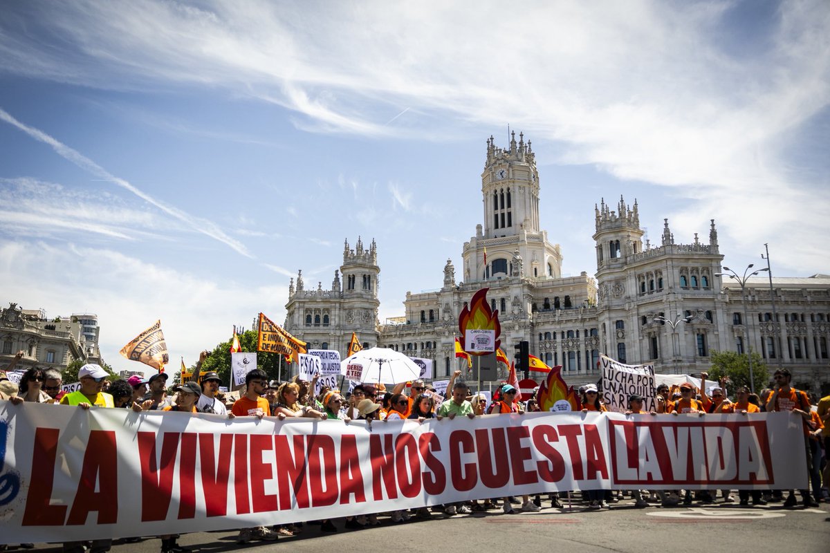 nachxdeu's tweet photo. Manifestación por el derecho a la vivienda en Madrid “La vivienda nos cuesta la vida”.

24/05/2026 https://t.co/P1rBy48lZe